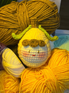 Búp bê móc len dễ thương từ sợi len màu sắc