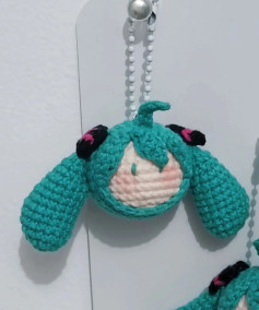 Búp bê móc len ngộ nghĩnh với tai dài và mắt to tròn