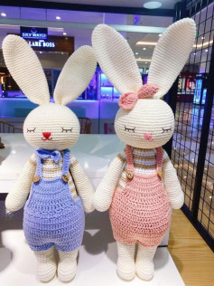 Cặp thỏ móc len dễ thương với trang phục yếm màu sắc