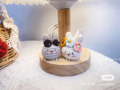 Cặp thú móc len dễ thương với tai thỏ và hoa trang trí