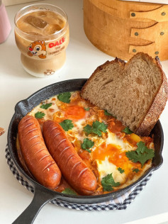 Chảo Gang Hầm Trứng Xúc Xích Đậm Đà Hương Vị Địa Trung Hải