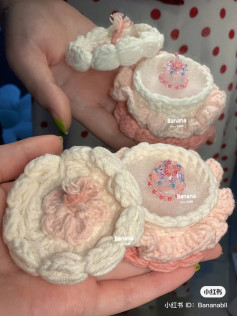 Chart móc len bánh kem dễ thương với hạt cườm trang trí lấp lánh