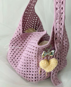 Chic Crochet Bag with Heart Charm Pattern Tutorial