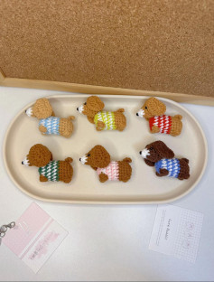 Chú chó len dễ thương với áo len nhiều màu sắc