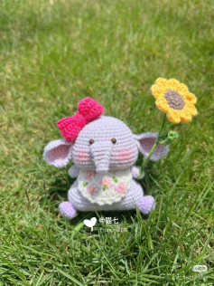 Chú voi len nhỏ xinh với bông hoa hướng dương tươi tắn