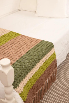 Cobertor de crochê em tons terrosos para decoração de cama