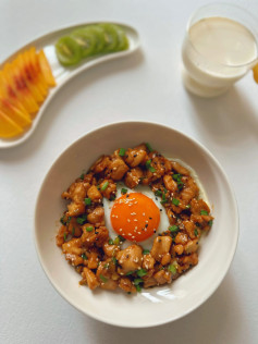 Cơm Ngũ Cốc Trứng Chiên Gà Xào Mù Tạt Thơm Lừng