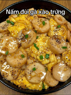 Đậm đà nấm đùi gà xào trứng hấp dẫn