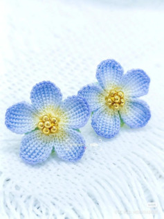 Delicate Crochet Flower Pattern with Blue and Yellow Petals