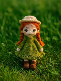 دخترک با لباس سبز و کلاه کرمی