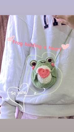 Frog holding a heart crochet pattern for cute bag