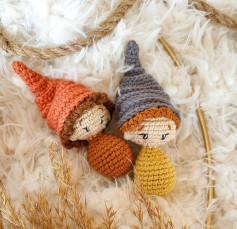 Hướng dẫn móc len búp bê lùn may mắn với nón và thân đầy đủ.