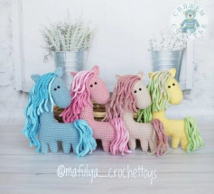Кольорові вязані іграшкові конячки для дітей та дорослих