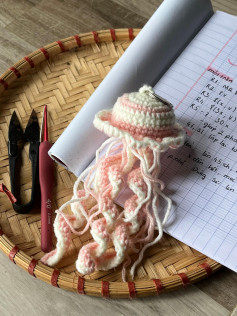 Mẫu móc len con sứa dễ thương với hướng dẫn chi tiết