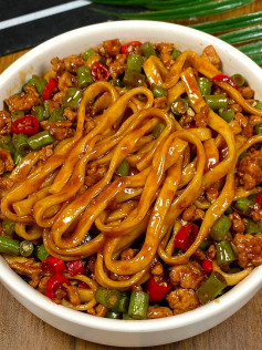 Mì Trộn Đậu Que Thịt Bằm Sốt Đậm Đà