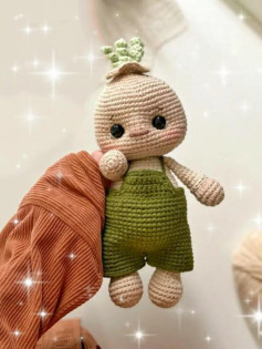 Милый вязаный человечек в зелёном комбинезоне