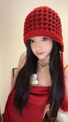 Mũ len đỏ kiểu dây thừng tạo điểm nhấn phong cách