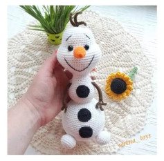 Muñeco de nieve de crochet con girasol decorativo