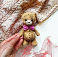 نقشه بافت خرس قلاب‌بافی با پاپیون صورتی