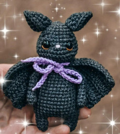Очаровательная вязаная летучая мышь с фиолетовым бантиком