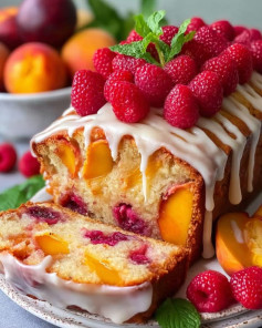 Pastel Esponjoso de Melocotón y Frambuesa con Glaseado de Limón