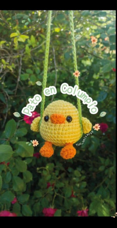 Patito de ganchillo en su divertido columpio al aire libre