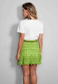 Saia de crochê verde vibrante com design delicado