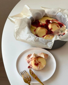 Сырники с ягодным соусом и ванильным кремом