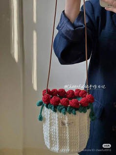 Túi xách móc len tay với hoa hồng đỏ nổi bật