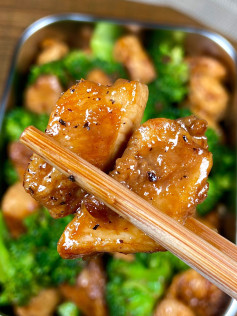 Ức gà xào bông cải xanh