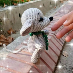 Вяжем очаровательную мышку с шарфом крючком