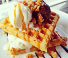 Waffles Dorados con Helado y Salsa de Caramelo