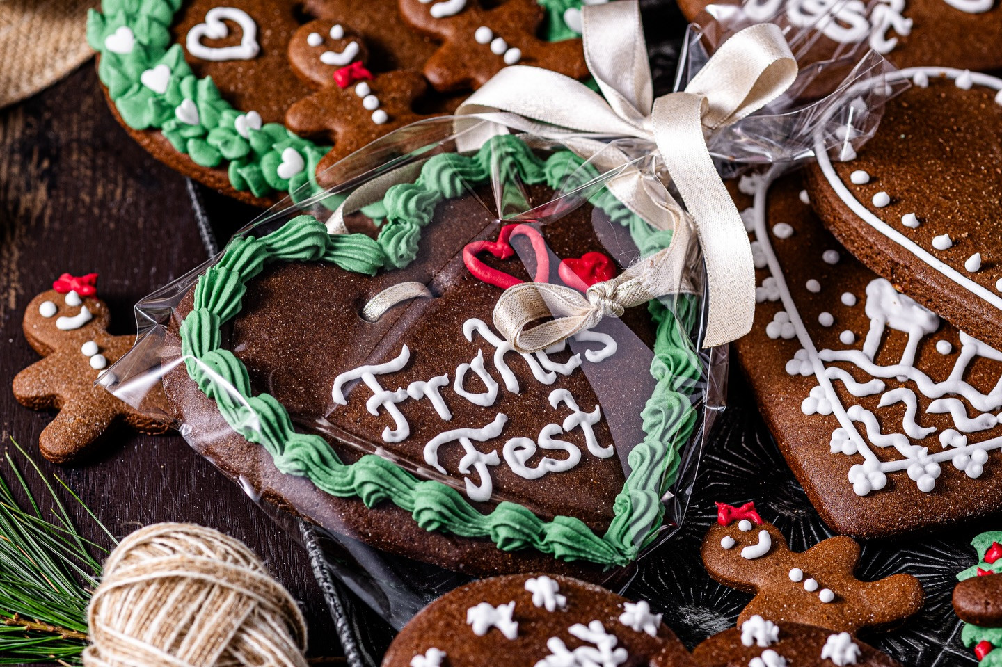 10 schnelle DIY Geschenkideen aus der Küche für Weihnachten: Lebkuchenherzen, Hot Chocolate Bombs & mehr