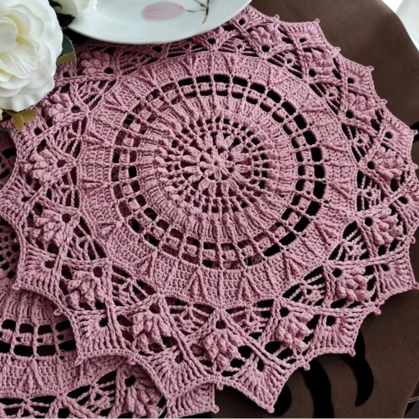 4 mẫu thảm tròn móc len hoa văn tinh xảo kèm biểu đồ hướng dẫn chi tiết