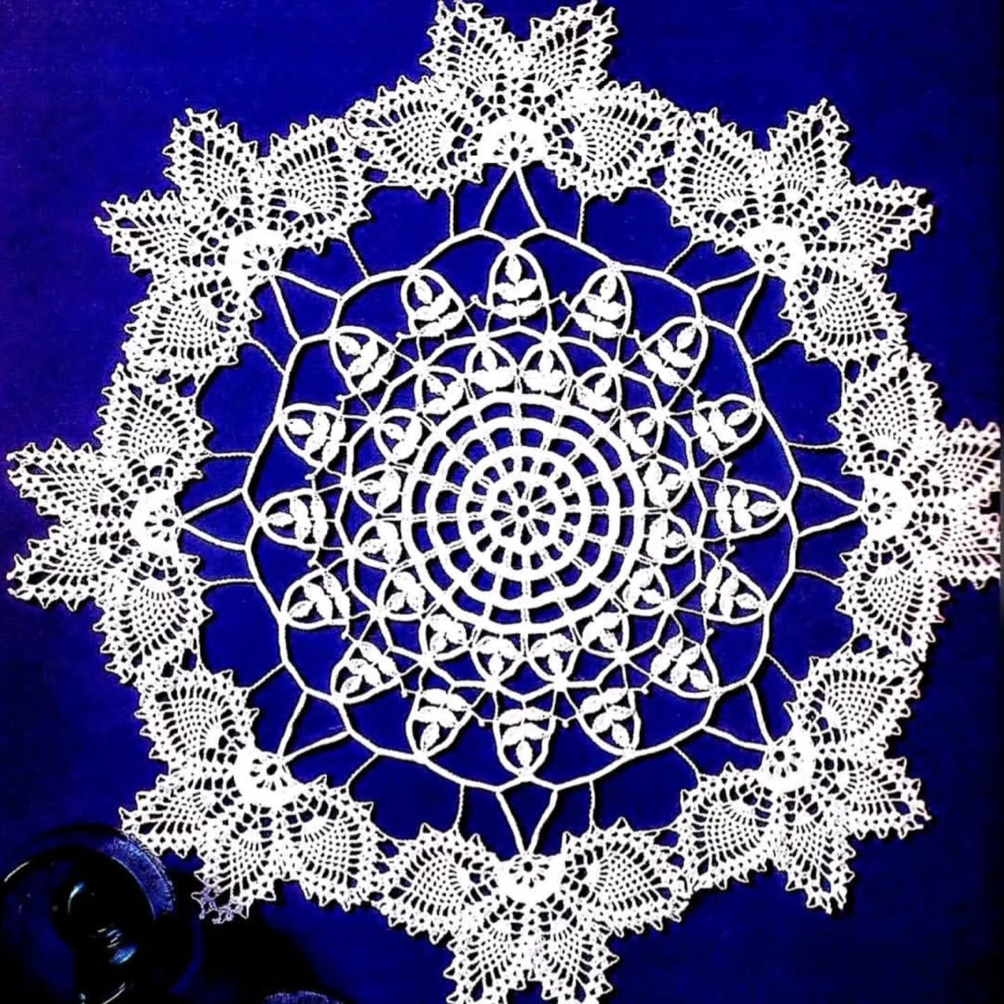 4 mẫu thảm tròn móc len hoa văn tinh xảo kèm biểu đồ hướng dẫn chi tiết