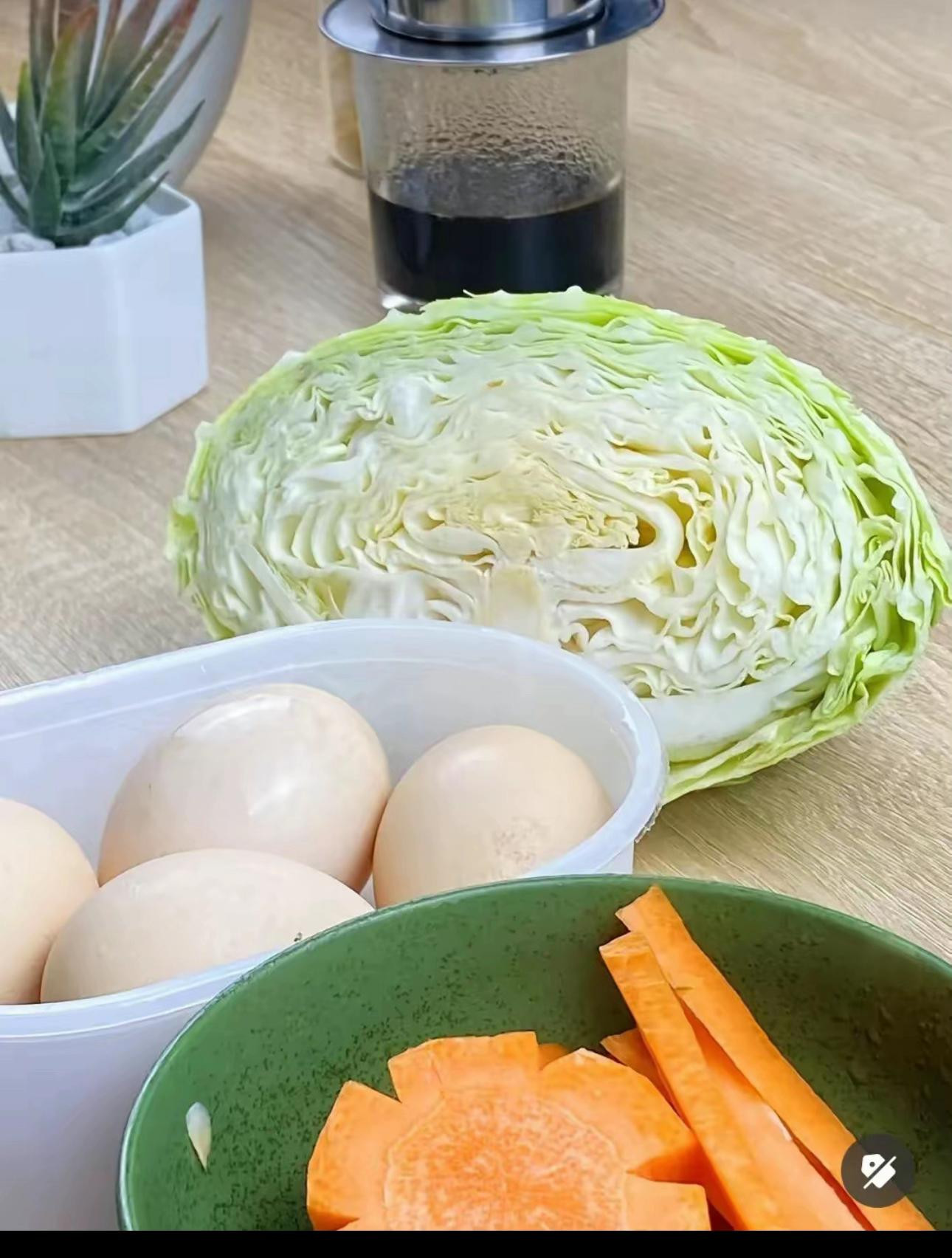 5 phút Lunch Box ngày cháy túi: Trứng cuộn cà rốt và bắp cải xào tỏi