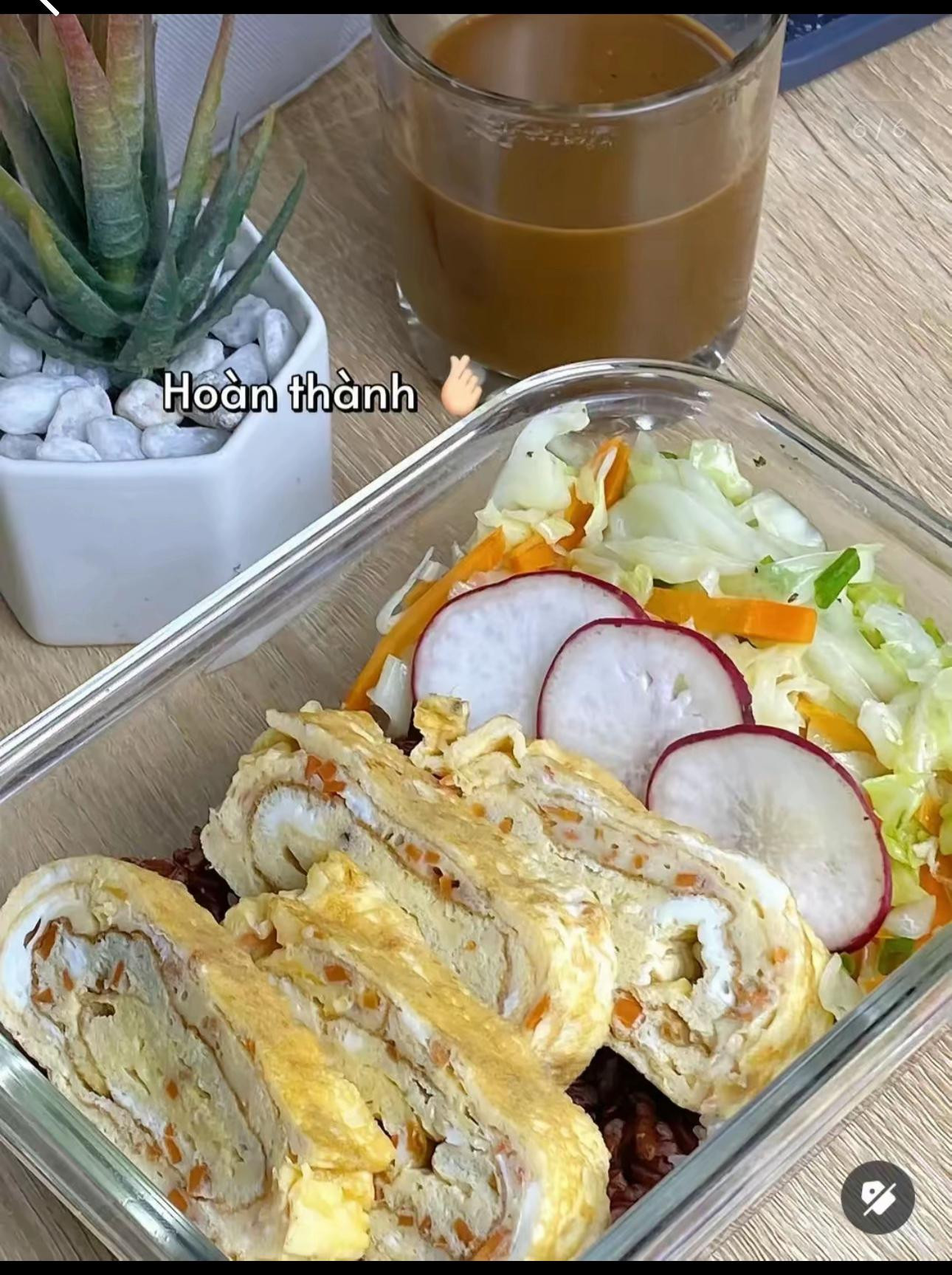 5 phút Lunch Box ngày cháy túi: Trứng cuộn cà rốt và bắp cải xào tỏi