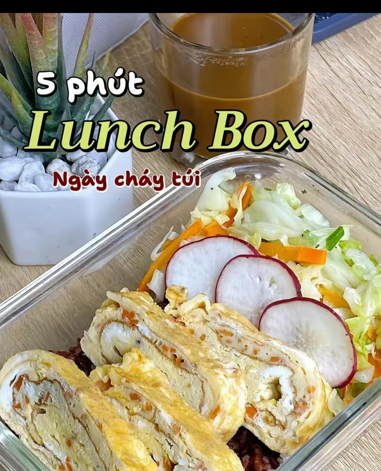 5 phút Lunch Box ngày cháy túi: Trứng cuộn cà rốt và bắp cải xào tỏi