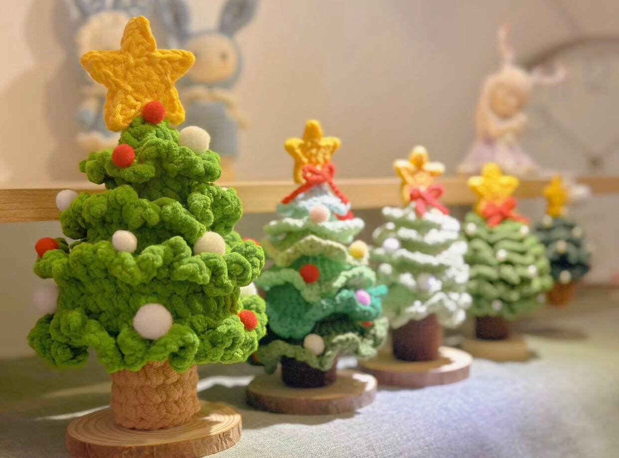 7-Layer Crochet Christmas Tree Pattern with Decorations