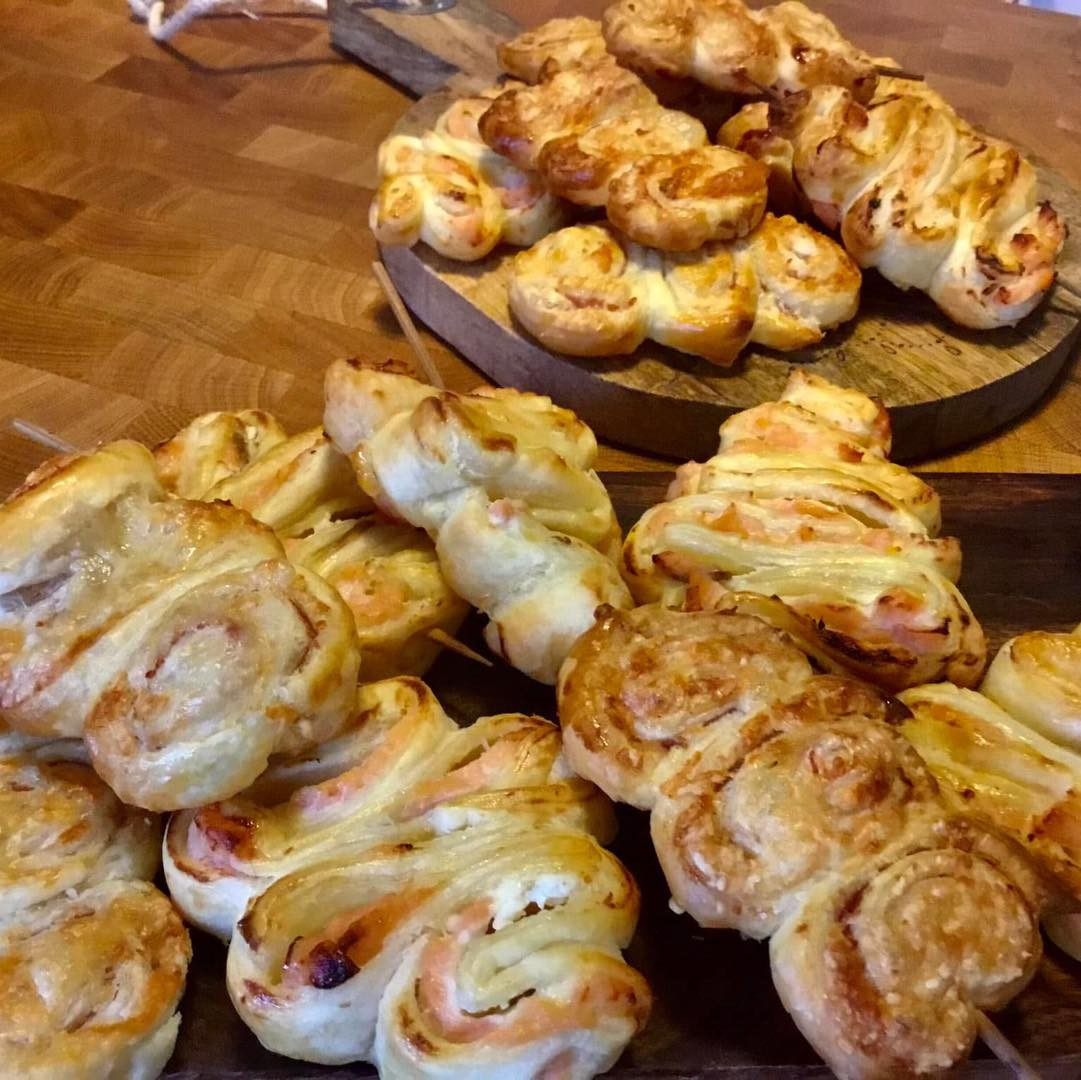 Alberelli di pasta sfoglia: Bông hoa bánh puff nướng nhân phô mai Philadelphia, salame và cá hồi xông khói