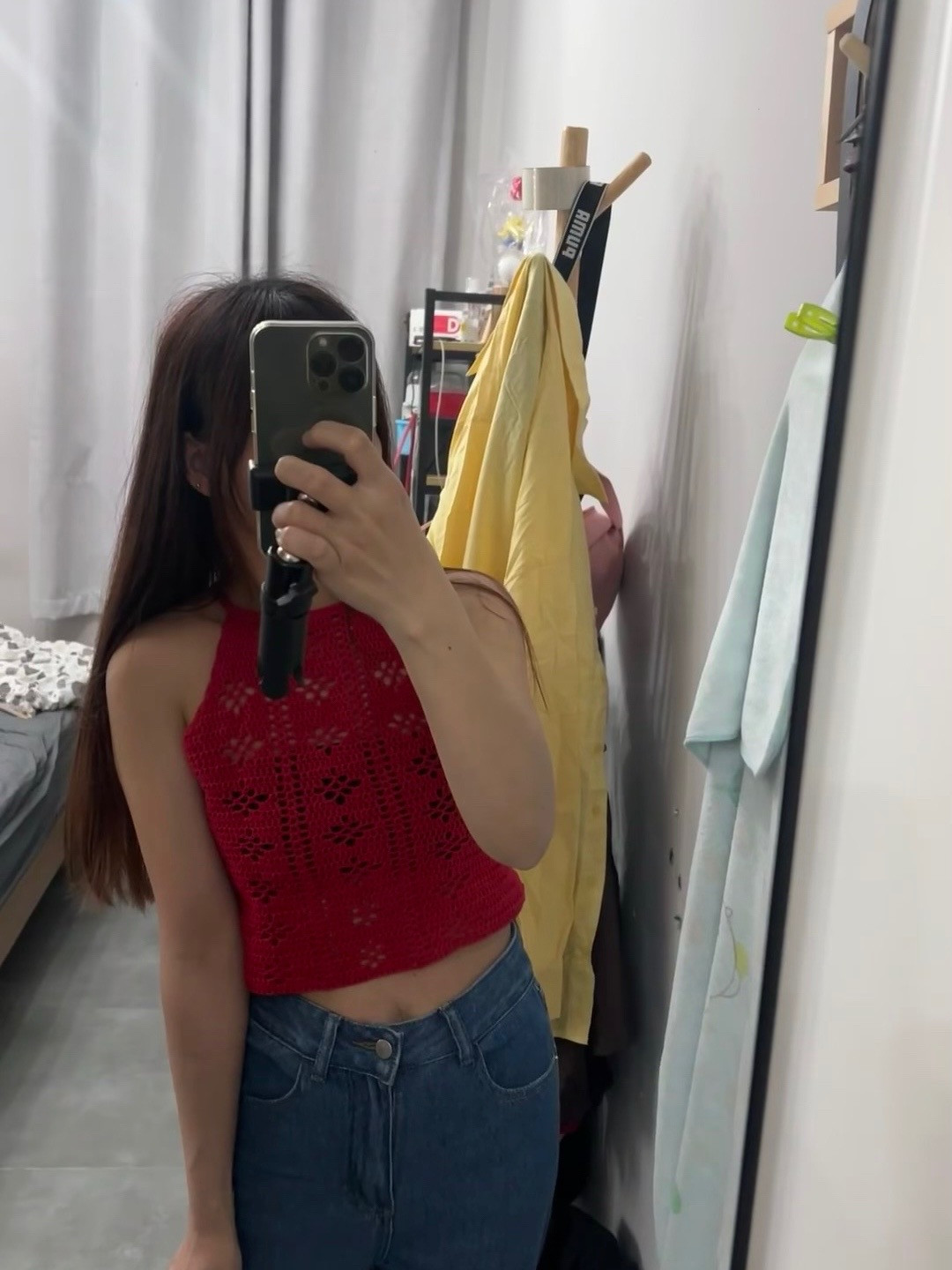 Áo hai dây móc len màu đỏ với họa tiết hoa văn tinh tế, thiết kế dây buộc vai và bảng chart hướng dẫn chi tiết