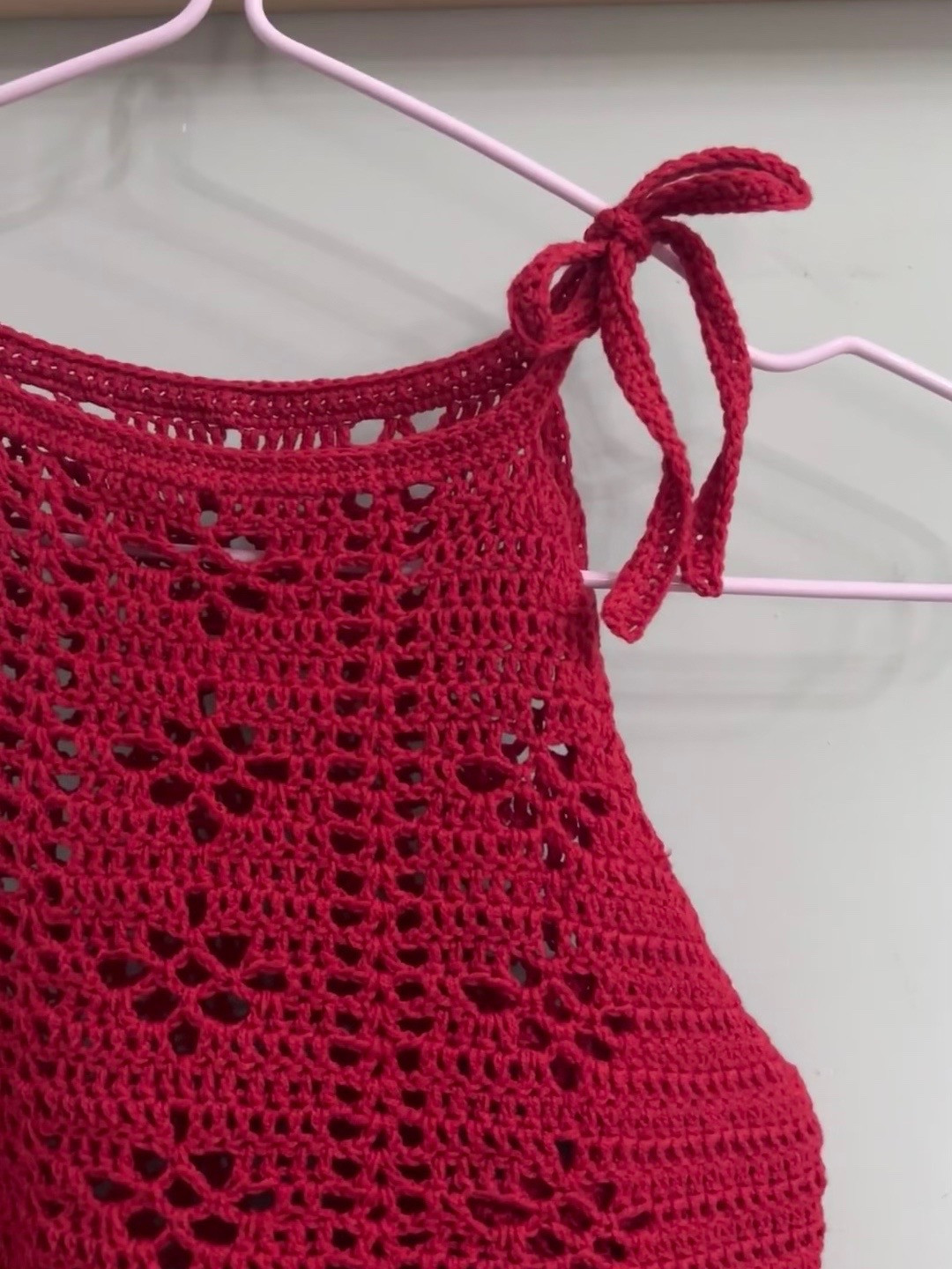 Áo hai dây móc len màu đỏ với họa tiết hoa văn tinh tế, thiết kế dây buộc vai và bảng chart hướng dẫn chi tiết