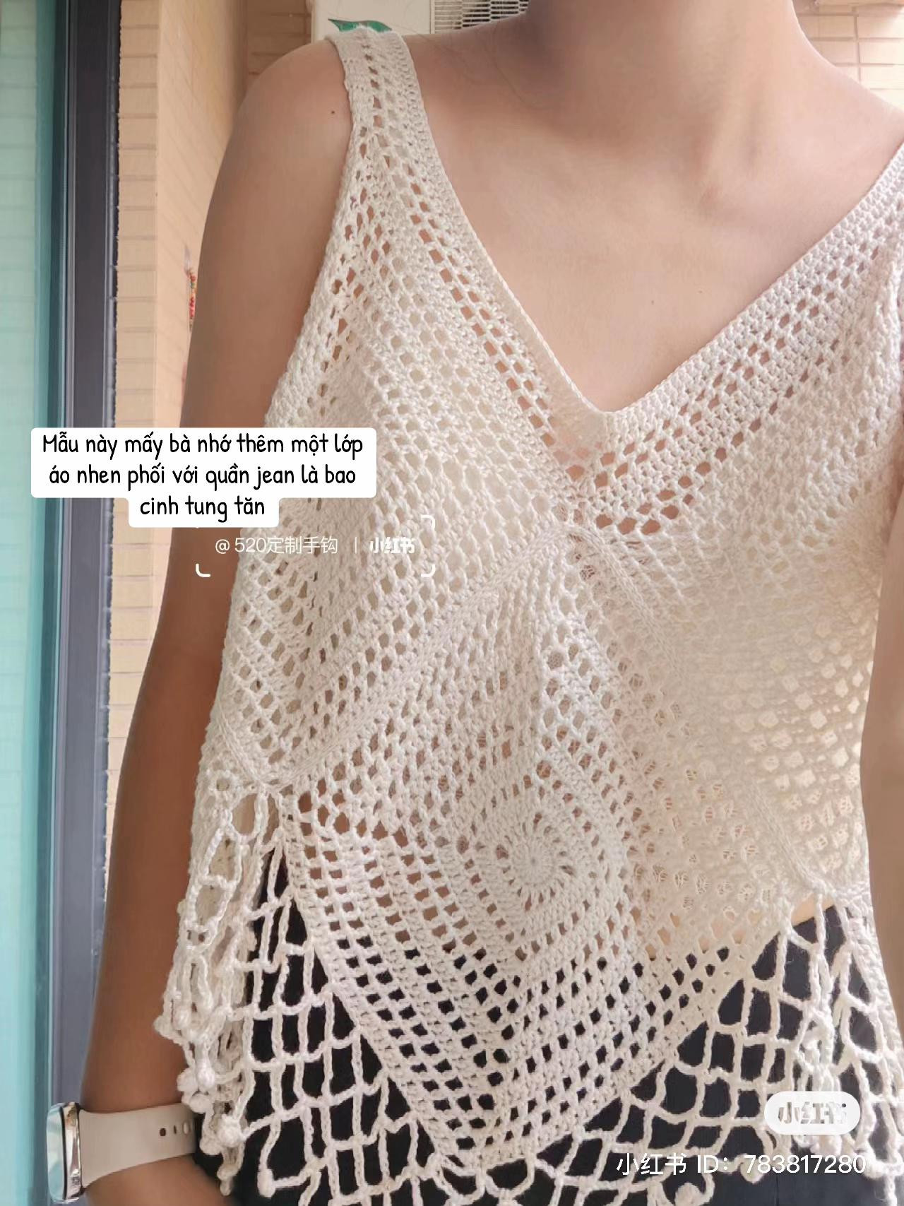 Áo yếm móc len màu kem họa tiết mắt lưới, công thức mẫu áo mặc với quần jean