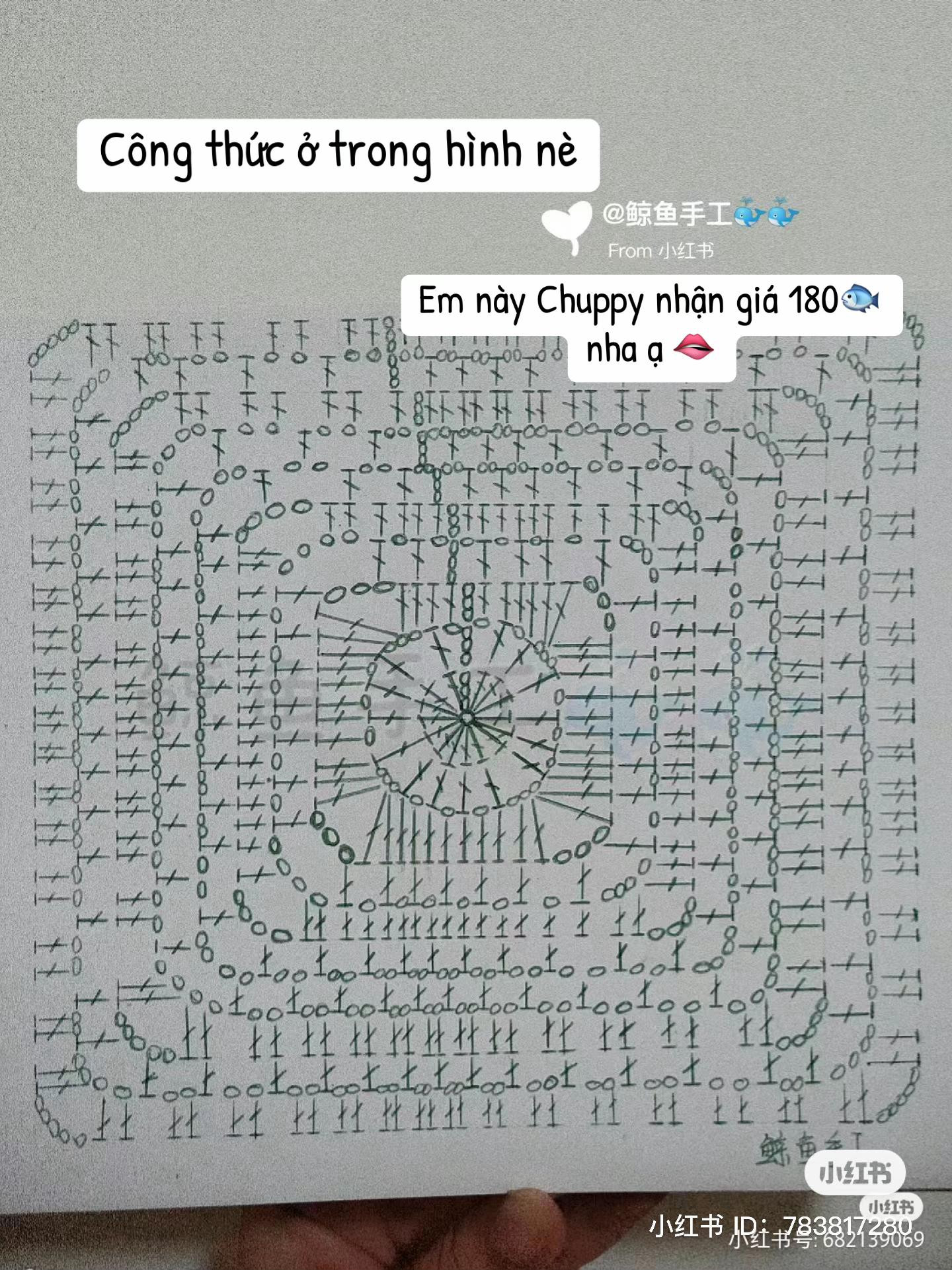 Áo yếm móc len màu kem họa tiết mắt lưới, công thức mẫu áo mặc với quần jean