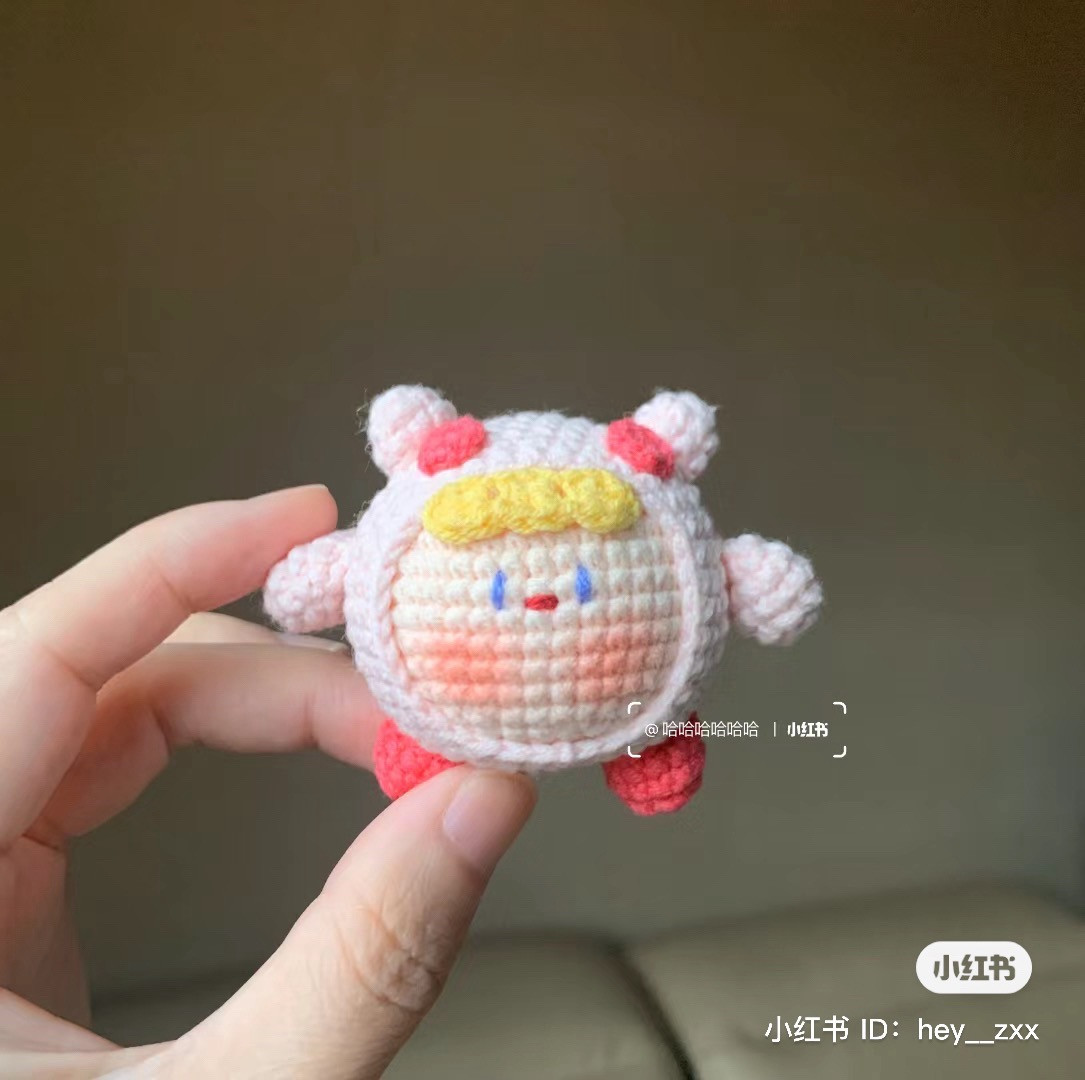 Bảng chart móc len búp bê nhân vật tóc vàng mũ trùm hồng