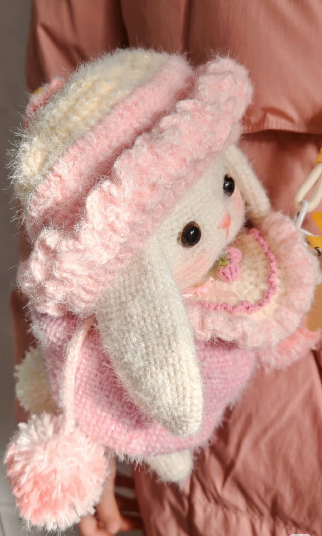 Bảng chart móc túi thỏ Monst màu hồng kem, len nhung