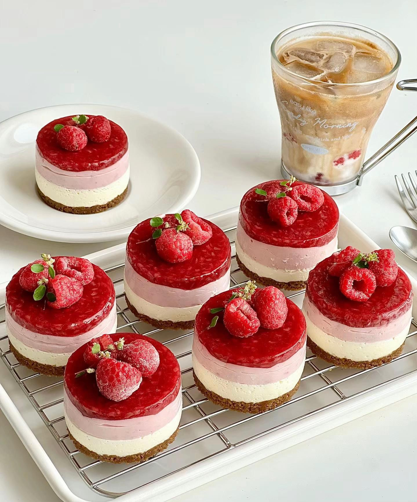 Bánh cheesecake dâu tây không lò, lớp kem ba màu trắng hồng đỏ với topping dâu tươi