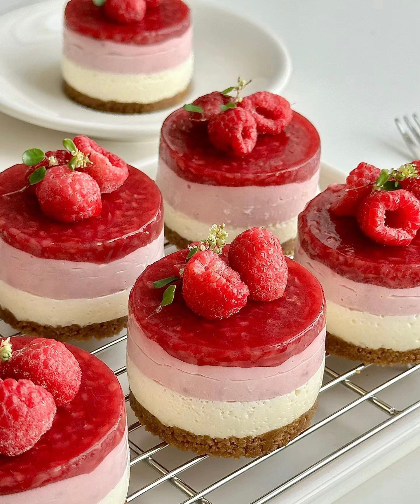 Bánh cheesecake dâu tây không lò, lớp kem ba màu trắng hồng đỏ với topping dâu tươi