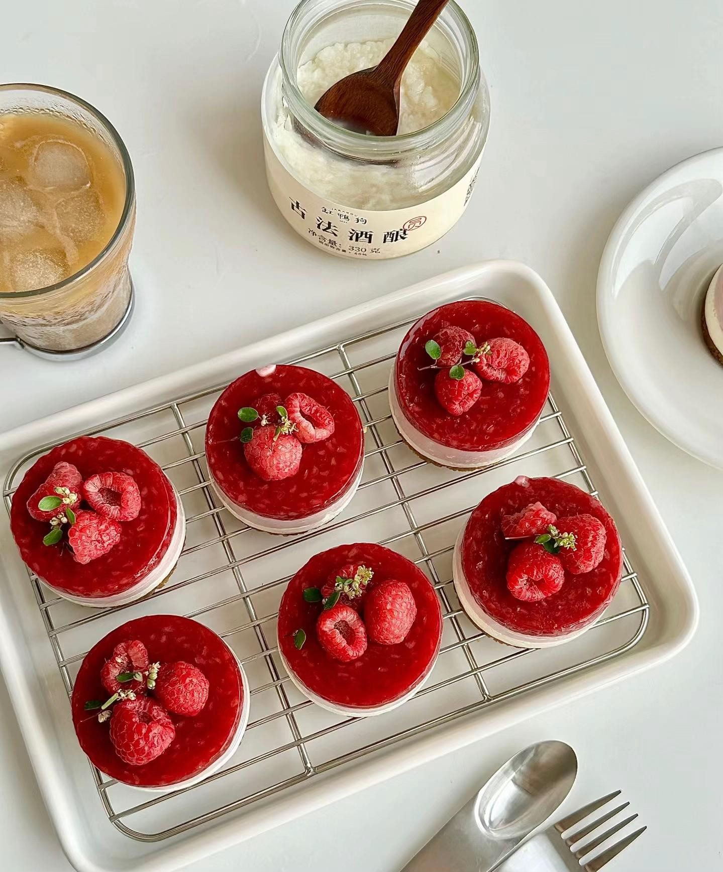 Bánh cheesecake dâu tây không lò, lớp kem ba màu trắng hồng đỏ với topping dâu tươi