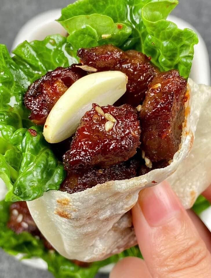 Bánh cuốn thịt bò sốt mật ong, hạt thì là và vừng, ăn kèm rau xà lách giòn mát